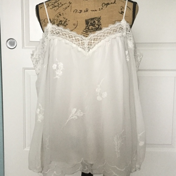 Wayf Amelia Cold Shoulder white Blouse size Medium - Picture 2 of 6